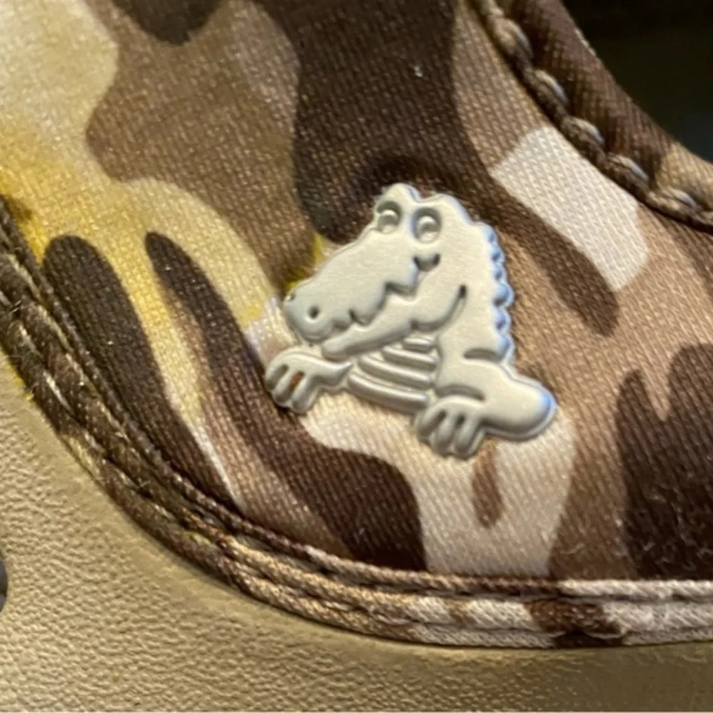 CROCS Tan and Camo Men’s 1 Women’s 3 Material Slingback Shoe.‎